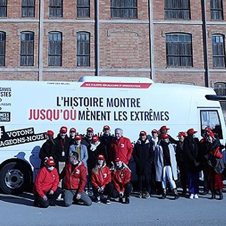 « Bus d’Alerte Républicaine et Démocratique » : 6 000 kilomètres pour mettre en garde les citoyens contre les extrémismes